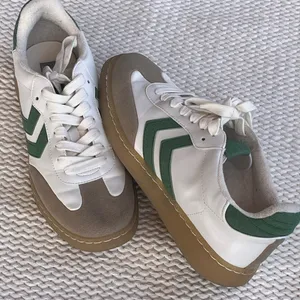 MIA Green White Retro Court Sneakers | Gum Sole Lace Up | Size 8.5 thumbnail 5