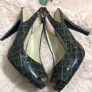 Nine West gray faux alligator material heels thumbnail 4
