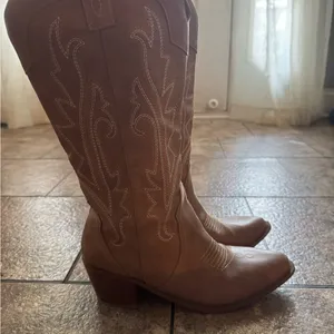 Classic Brown Western Knee-High Heeled Boots thumbnail 1