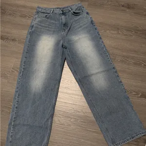 vintage baggy mom/boyfriend style blue jeans thumbnail 2