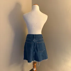 Madewell Rigid Denim A-Line Mini Skirt Medium Wash Raw Hem Size 28 High Rise‎ thumbnail 3