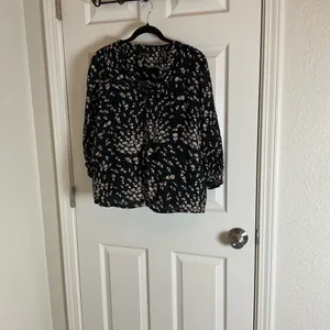 White House Black Market Black Floral V-Neck Blouse Size XS thumbnail 3
