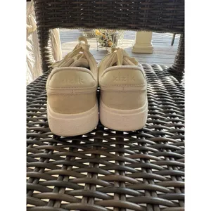 Kizik Prague model Size Women 7.5 Men 6 Beige Sneaker Tennis Shoe thumbnail 5