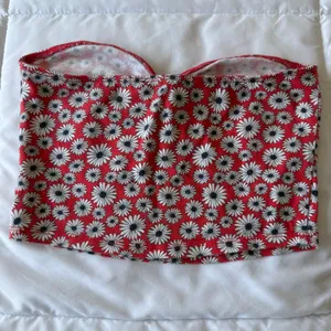 🔥🌼 Y2K Daisy Dream Strapless Bandeau Top – Red Floral Forever 21 Small 🌼🔥 thumbnail 4