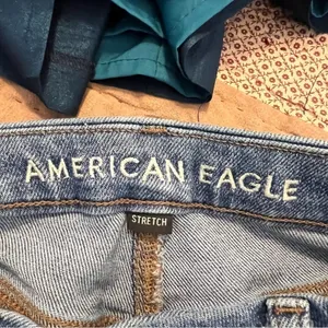 American Eagle Women's Sz 4 Regular Curvy Mom Jean Medium Wash Destroyed Stretch thumbnail 14