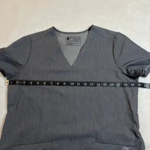 FIGS Technical Collection V-Neck Casma Three-Pocket Scrub Top Size S Uniform thumbnail 8