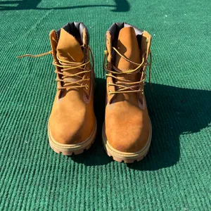 Timberland 6 Inch Premium Waterproof Boot 'Wheat' Nubuck Size 5 Women’s Size 6.5 STAIN ON BOTH SHOES IM SURE STAINS COME OFF thumbnail 3