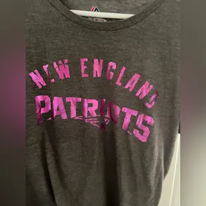 Majestic New England Patriots Gray Pink T-Shirt Juniors Size L thumbnail 2