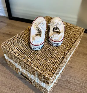Women’s Converse Size 7 thumbnail 3