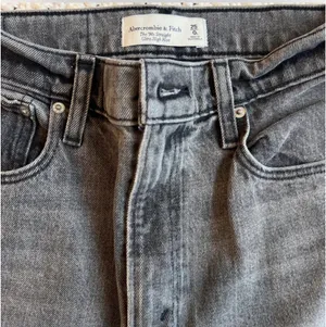 Abercrombie The 90s Straight Ultra High-Rise Jeans thumbnail 5