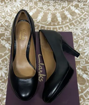 Clarks Women's Classic Black Leather Pumps thumbnail 1