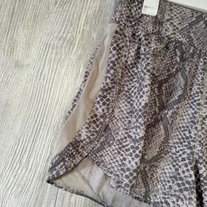 Vitality Balance Athletica M High Rise Breeze Shorts Gray Snake Print Lined Run thumbnail 8
