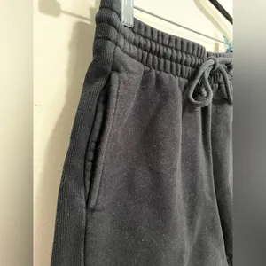 Aritzia TNA Black Cozy Fleece Sweatshorts Drawstring Pockets Women’s Sz S EUC thumbnail 2