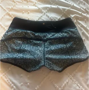 Lululemon Size 4 Speed Up Patterned Shorts  thumbnail 2