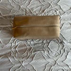 NIB/NWT Ulta Faux Crocodile Leather Makeup Bag thumbnail 4