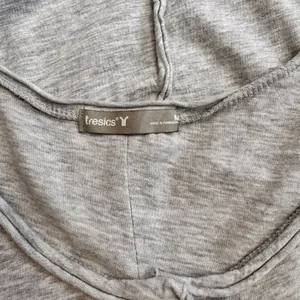 Tresics Gray Top Size Medium Henley‎ Short Sleeve Shirt Rolled Hems thumbnail 3