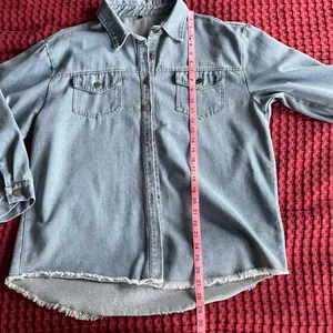 Women’s Oversized Denim Shacket Shirt Jacket Light Wash Frayed Hem Size M thumbnail 8