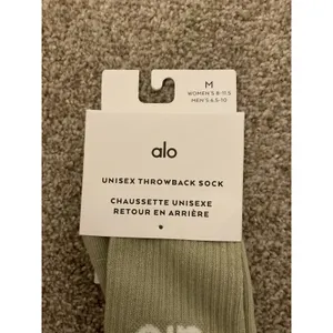 NWT Alo Yoga Unisex Throwback Socks Limestone White Crew Socks, M thumbnail 3