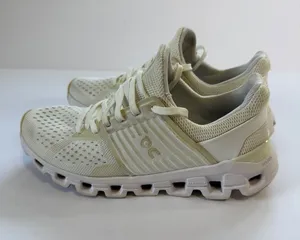 On Running Women's Sneakers in Cream thumbnail 1