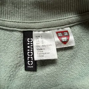 H&M - Women’s Harvard University Crewneck Large thumbnail 5