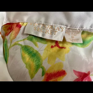 VICTORIA’S SECRET Floral Silky Sleeveless Top thumbnail 3
