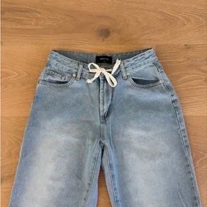 White Fox Mid Rise Jeans Kendall Wide Leg with Shoe String Size S in Blue thumbnail 2