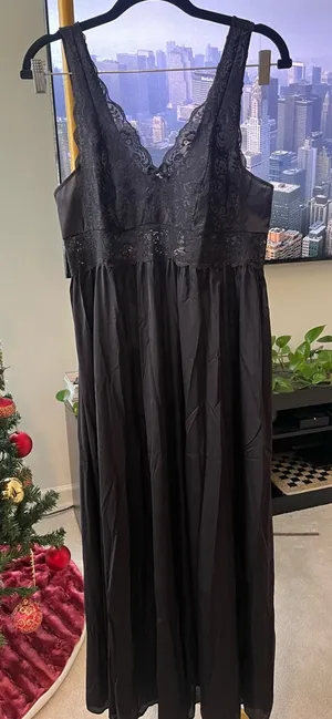 Shadowline size Large Elegant Black Lace Nightgown thumbnail 1