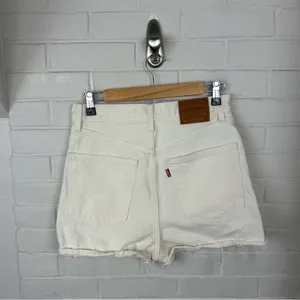 Levi’s Cream 70s High Slim Straight Cutoff Denim Shorts Size 27 thumbnail 10