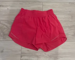 Lululemon Shorts Hotty Hot 4" Low-Rise 4 Lip Gloss thumbnail 1