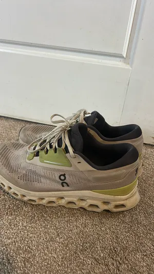 On Cloud Running Shoes thumbnail 3