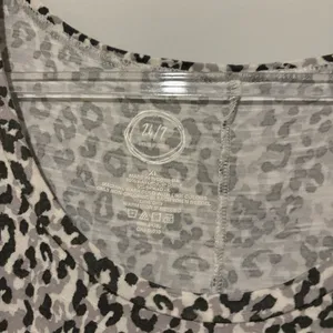Maurice’s 24/7 Comfort animal print top grey and‎ White size XL thumbnail 3