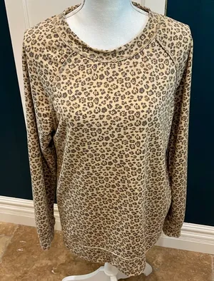 Leopard 🐆 print long sleeve top. thumbnail 1