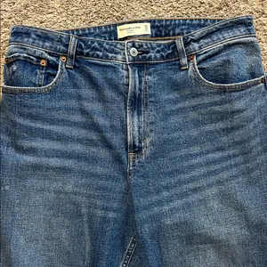 Abercrombie & Fitch Denim Curve Love Mom High Rise Jeans‎ Size 31/12 thumbnail 4