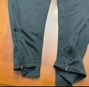 Under Armour Unisex sweats are a size Large. thumbnail 4