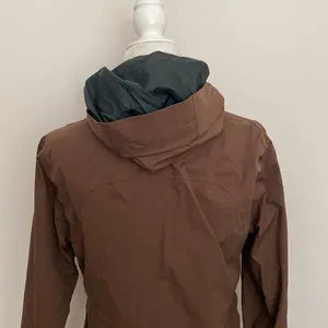 Marmot Brown lightweight rain Jacket with Fitted Silhouette thumbnail 5