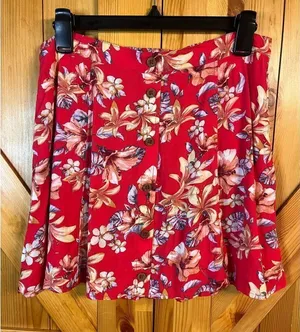 Garage Red Floral Skirt Size Medium Pockets (3644) thumbnail 1