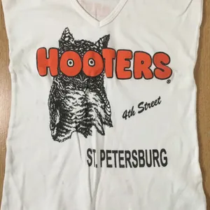 B25 Hooters Girl Worn Uniform V-Neck T-shirt St Petersburg Florida Cotton Xs thumbnail 3