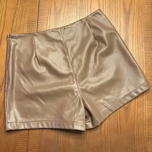 Judith March Vegan Faux Leather High Waisted Shorts in Camel Brown Size Large‎ thumbnail 7