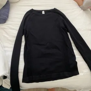 Black long sleeve athletic shirt with thumb holes thumbnail 1