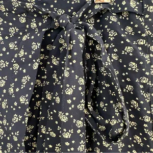 Brandy Melville Navy Floral Wrap Skirt One Size Tie Waist thumbnail 5
