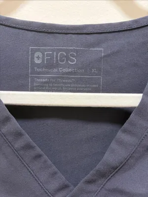 Figs Catarina V-Neck Scrub Top in Charcoal thumbnail 3