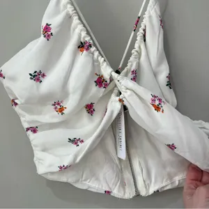 NEW Sky to Moon Top Medium Cropped White Pink Floral Spaghetti Straps‎ NWT thumbnail 3