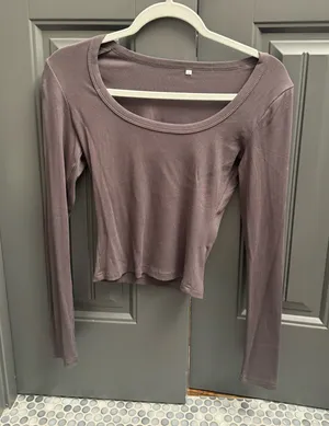 Amazon Artfish Women's Square Neck Long Sleeve Ribbed Slim Fitted Casual Basic Crop Top thumbnail 1