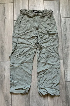Rewash Women's Cropped Cargo Pants in Olive thumbnail 1