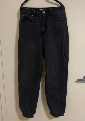 H&M Women’s High-Rise Black Straight Jeans Size 4 (Good Condition) thumbnail 1