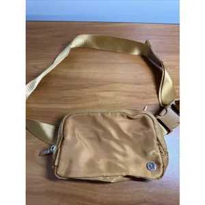 Lululemon Gold Zip Waist Pack One Size Adjustable w/2 Pockets 1L Nylon Unisex thumbnail 2