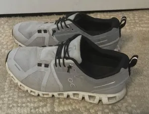 On Cloud Shoes thumbnail 1