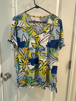 Floral top Multiple Size L thumbnail 1