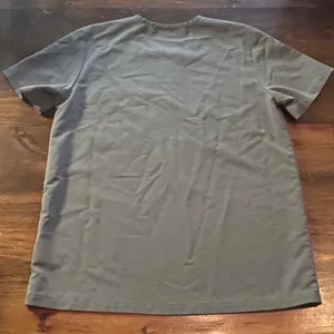 FIGS Technical Collection Scrub Top V-Neck Short Sleeve Solid‎ Green Size Medium thumbnail 3