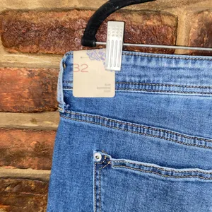 NWT Anthropologie Pilcro Distressed Blue Denim Slim Boyfriend Crop Jeans Size 32 thumbnail 8